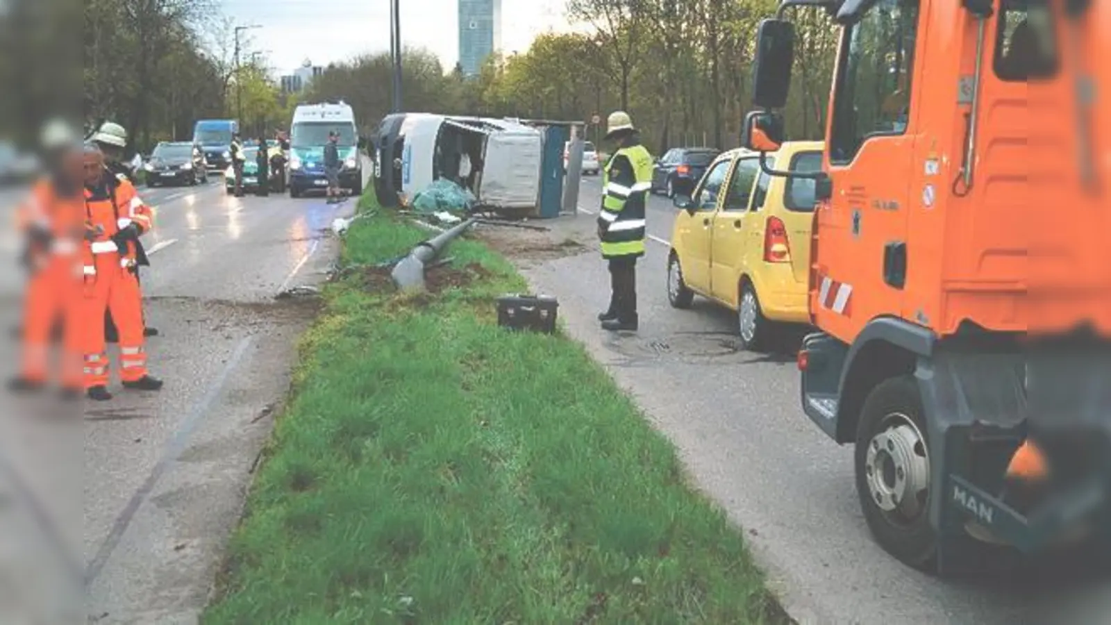 Der Unfallwagen landete auf der Seite, der angefahrene Lichtmast fiel später vollends um.	 (Foto: VA)