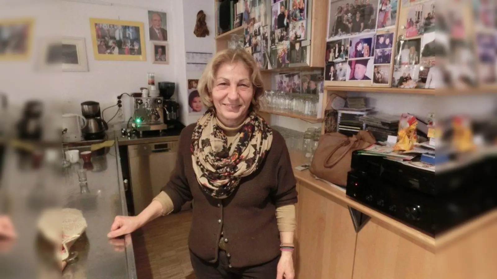 Niki Chatziparassidou im Café Philoxenos in der Bergmannstraße 46 nimmt die Sachspenden gern entgegen. (Foto: ds)