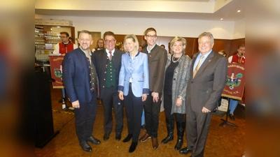 Von rechts nach links: Georg Rittler, Magdalena Föstl, Tobias Huber, MdEP Angelika Niebler, Roland Frick und MdL Thomas Huber. (Foto: Anni Wachinger)