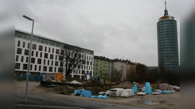 Eingezwängt zwischen Landsberger Straße und Bahngleisen entsteht in der Philipp-Loewenfeld-Straße ein neues Wohn- und Büroviertel. (Foto: tg)