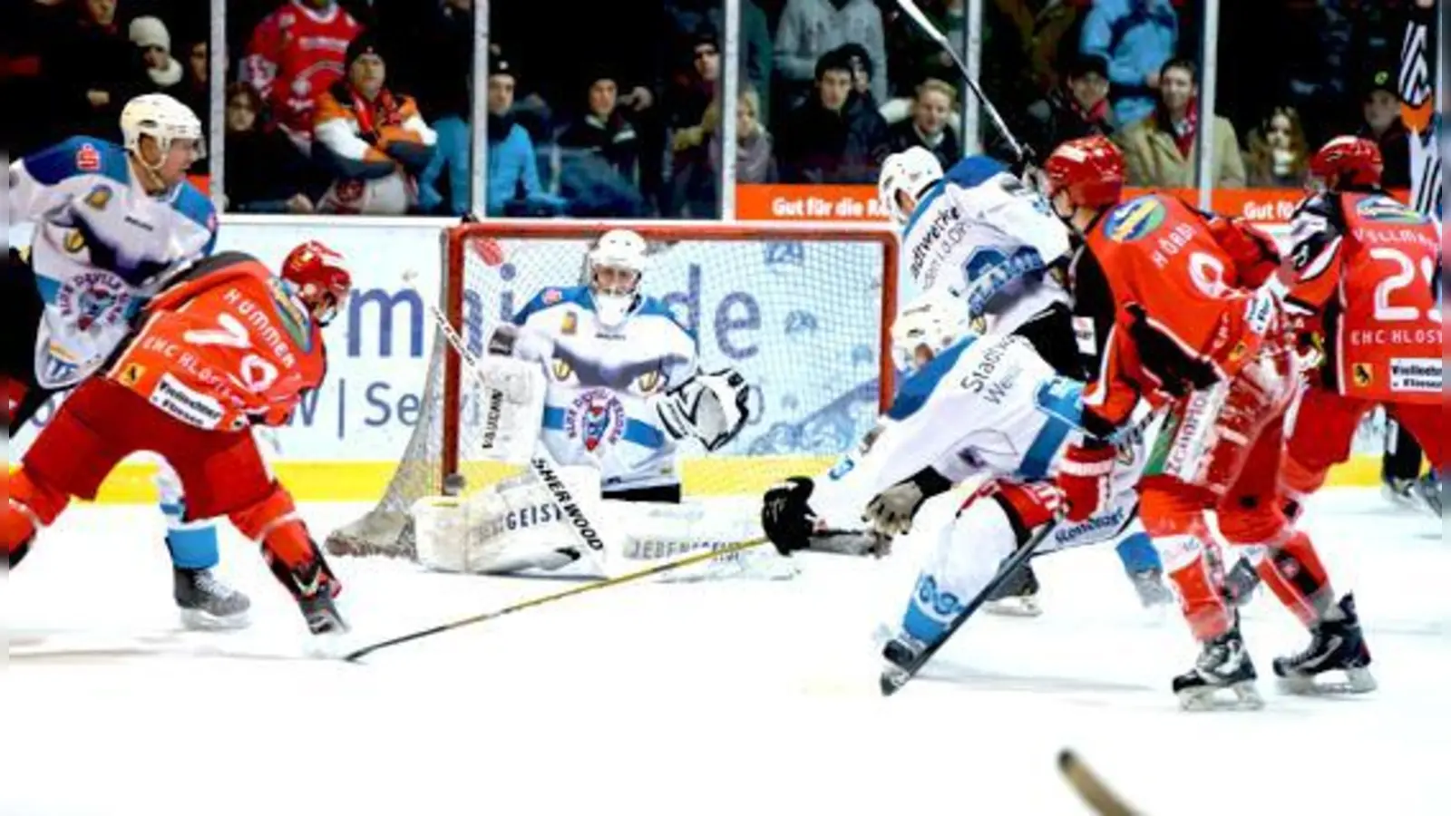 Die Klosterseer Thomas Hummer, Gennaro Hördt und Maximilian Vollmayer (in den roten Trikots von links) bei der Belagerung des Weidener Tores.	 (Foto: smg/Nicky Alexander)