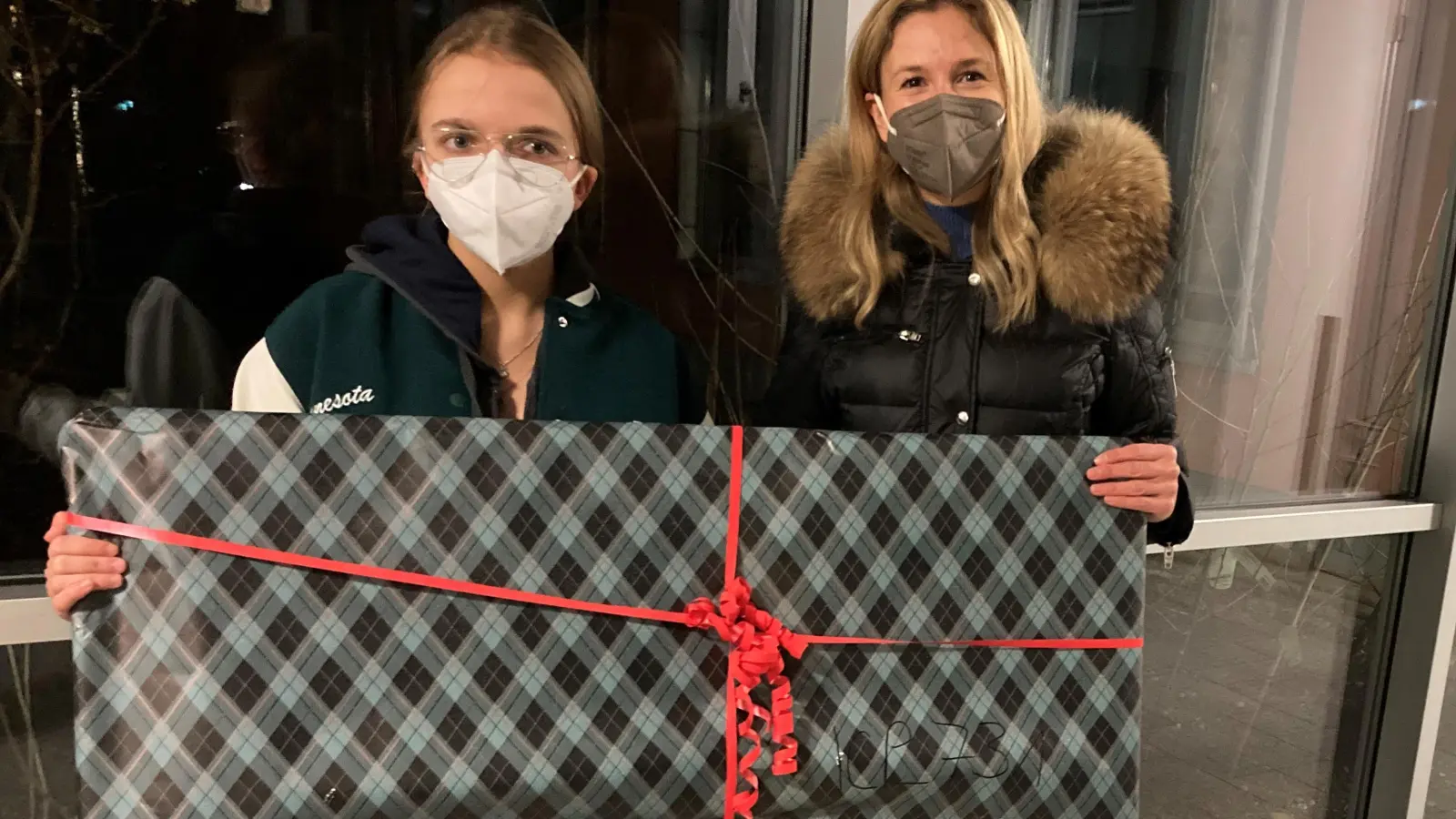 Freude verschenken: Siemensmitarbeiterin Milena Kölbl übergibt ihr Geschenk an eine Jugendliche des Schülerwohnheims der Stiftung ICP München. (Foto: ICP)