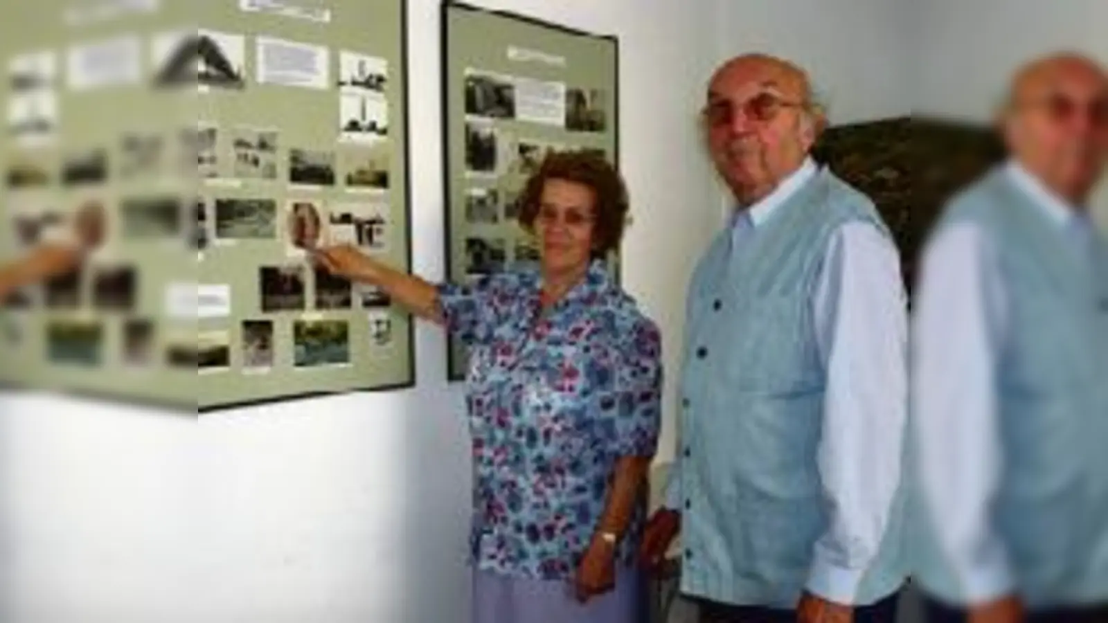 Olga und Erwin Riederer zeigen auf ein Foto, auf dem Olga mit Schultüte abgebildet ist.	 (Foto: Föll)