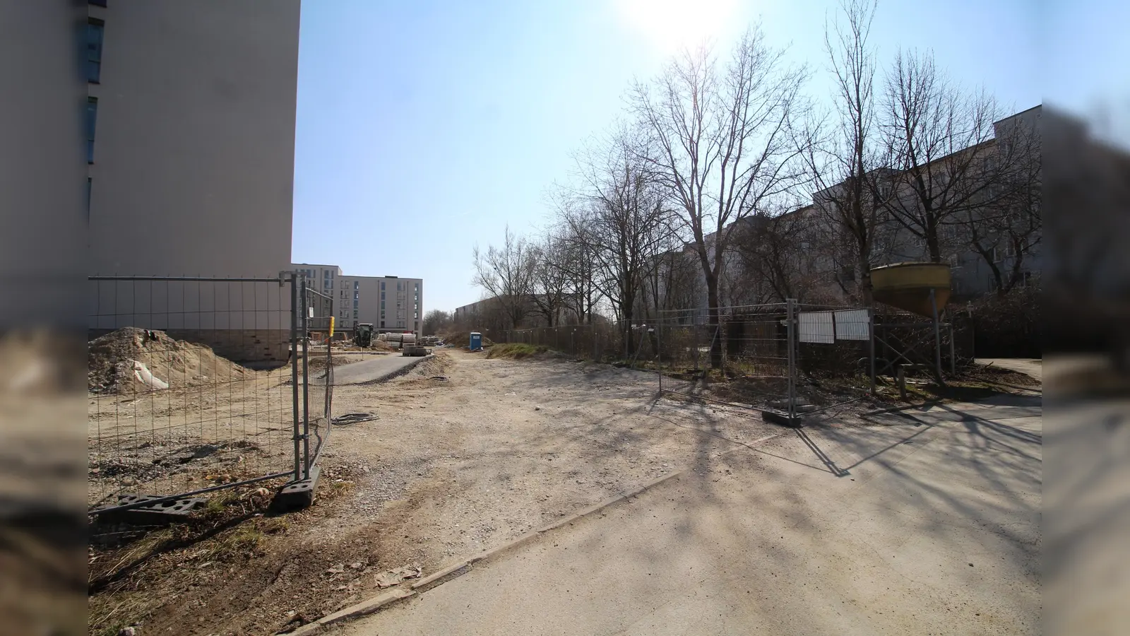 Ehrgeiziger Grün-Anspruch: Im Geviert zwischen Therese-Giehse-Allee, Carl-Wery-Straße und Curd-Jürgens-Allee wird die Stadt demnächst mit dem Bau einer gut 13.600 Quadratmeter großen, öffentlichen Grünfläche beginnen. (Foto: RedP)