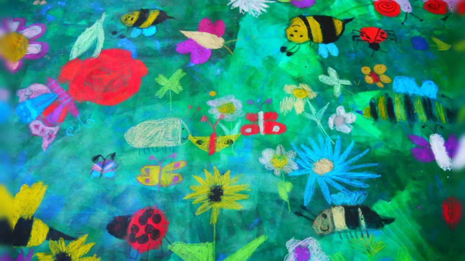 Unter dem Titel „blumenschön” sind in der Malschule Germering farbenfrohe Kunstwerke entstanden. (Foto: Stadt Germering)