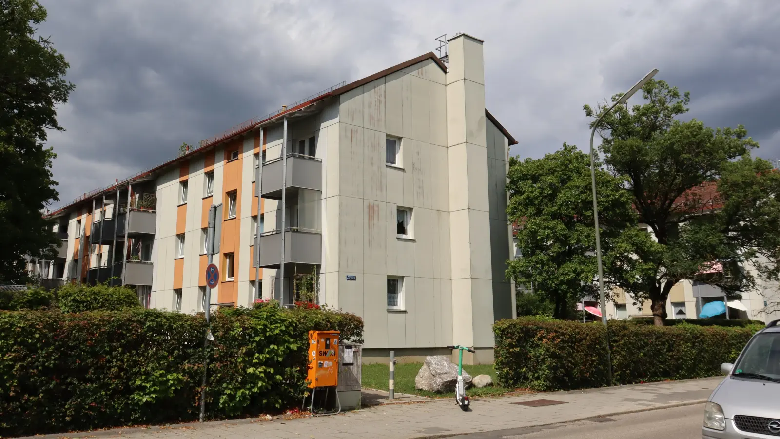 Wo gibt es im Harthof Barrieren? Wie fühlt es sich an, im Rollstuhl oder ohne zu sehen unterwegs zu sein? Das erfährt man beim inklusiven Stadtteilspaziergang.  (Foto: mha)