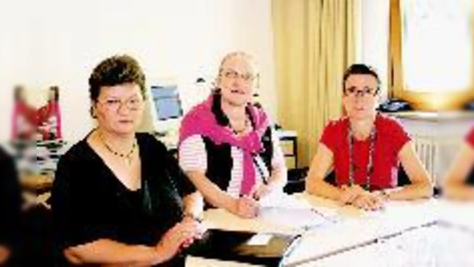 Kämpfen mit »Hartz-IV-Eltern« für die Übernahme der Schulkosten: Caroline Palminha, Lilli Kurowski, Vorsitzende des Vereins »Einspruch«, und die Landesvorsitzende des Bayerischen Elternverbandes, Isabell Zacharias.  (Foto: Kirsten Ossoinig)