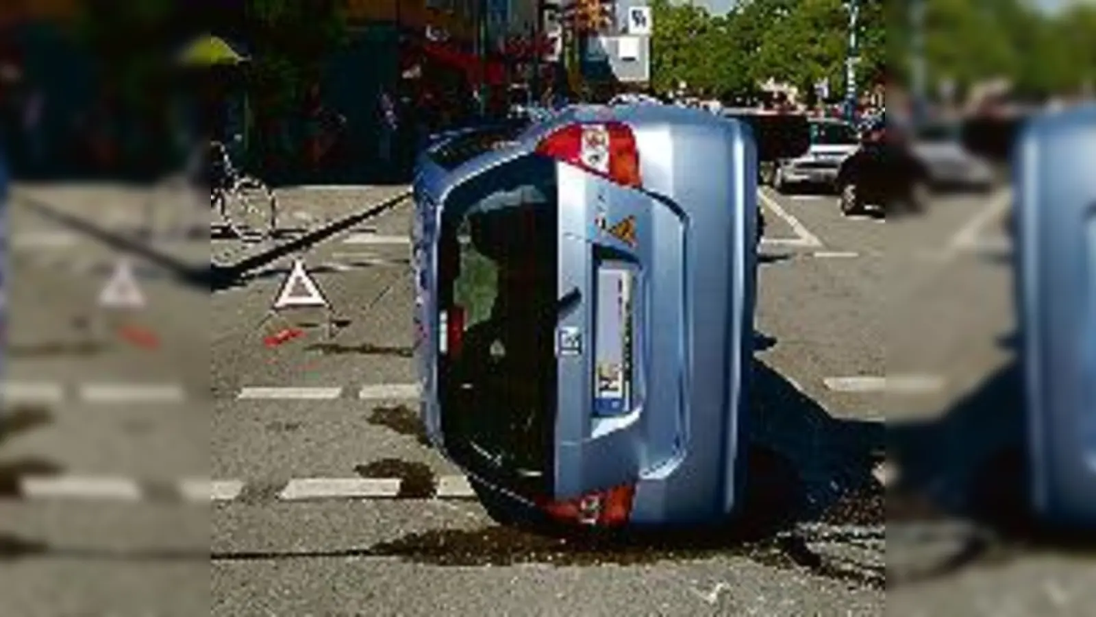 Der Pkw wurde durch die enorme Wucht des Aufpralls auf die Seite geworfen.	  (Foto: Polizei)