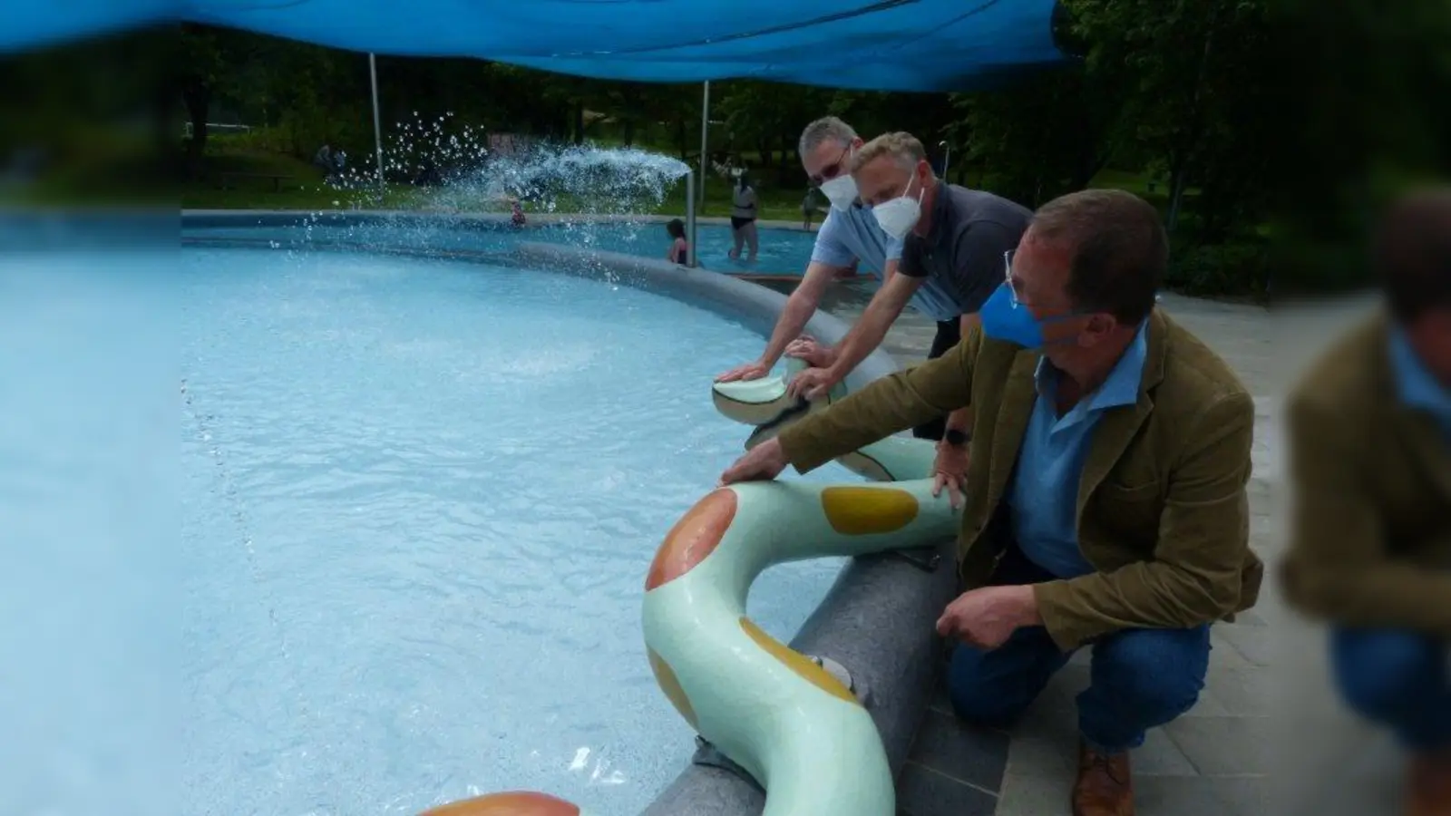 Keine Angst vor der Wasserschlange zeigten v.l. OB Andreas Haas (vorne), Roland Schmid (Werkleiter der Stadtwerke Germering) und Gerd Felder (Bäderleiter). (Foto: pst)