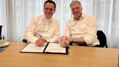  Pfarrer Emmeran Hilger (li.) und Bürgermeister Stefan Schelle bei der Vertragsunterzeichnung.<br>  (Foto: Gemeinde Oberhaching)