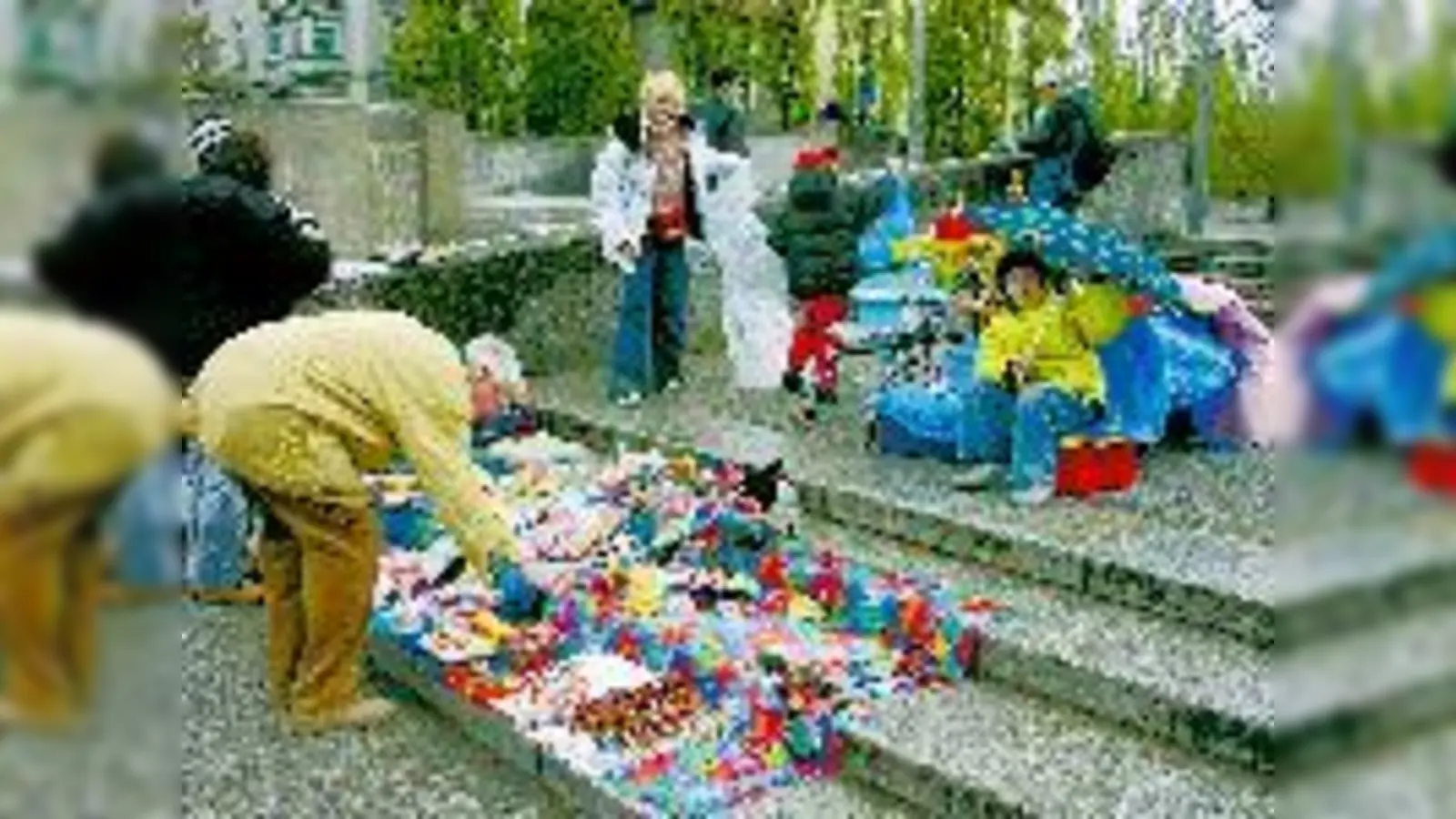 Sie sind ganz groß im Handeln und Feilschen, die lieben kleinen Flohmarktgänger.	 (Fotos: pt)