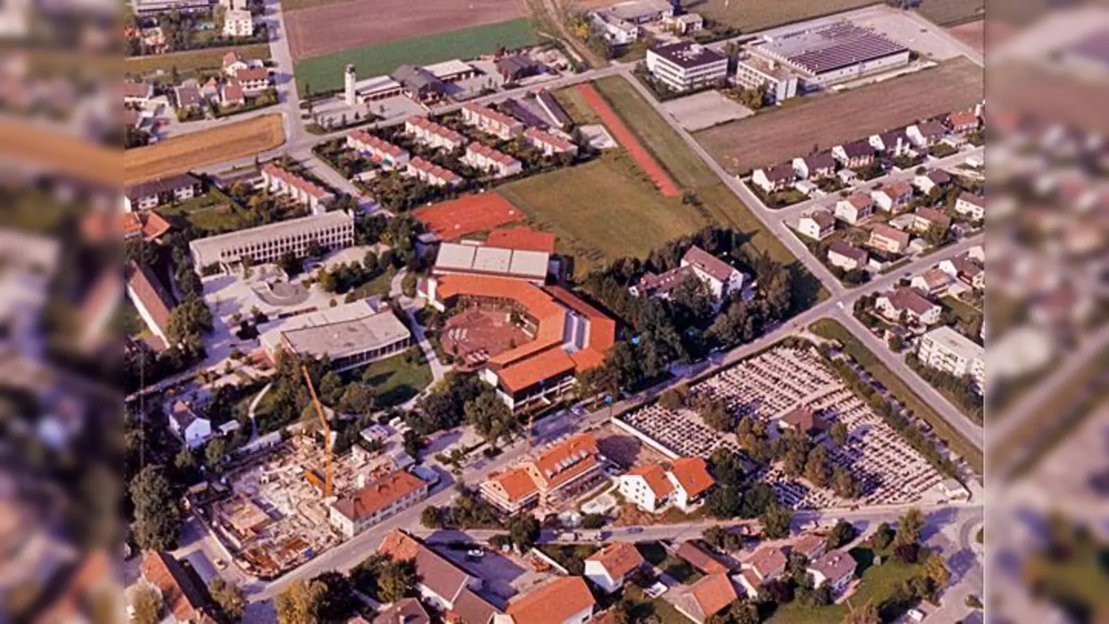 Luftbild von Ismaning aus den 80er-Jahren: Der Bau des Bürgersaales mit der fertigen Realschule (Inbetriebnahme 1978).  (Foto: Gemeinde Ismaning)