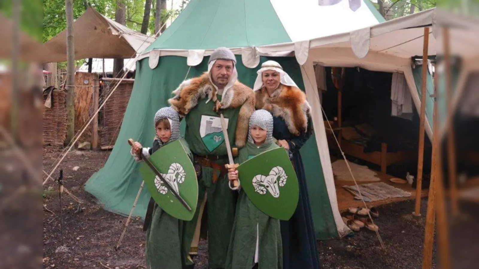 Geldverdienen gestern und heute: Der Mittelaltermarkt stellt die Zeiten nebeneinander. (Foto: pi)