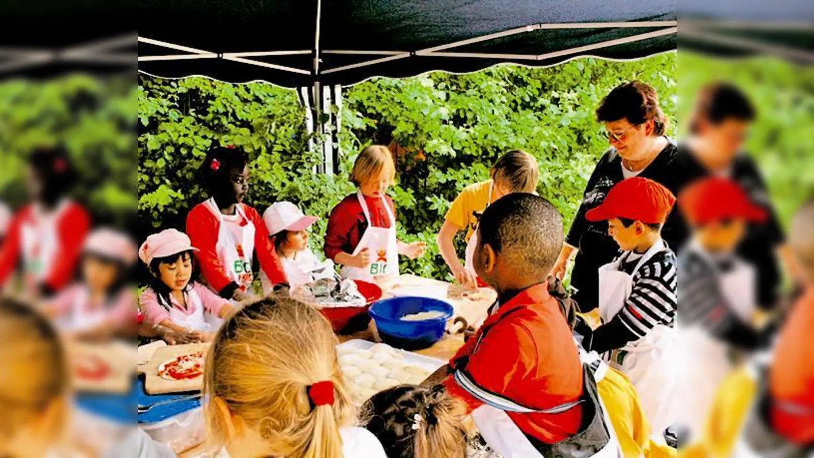 Die Kinder der Farm lernen zeitig gesundes Essen zuzubereiten.  (Foto: Tollwood GmbH)