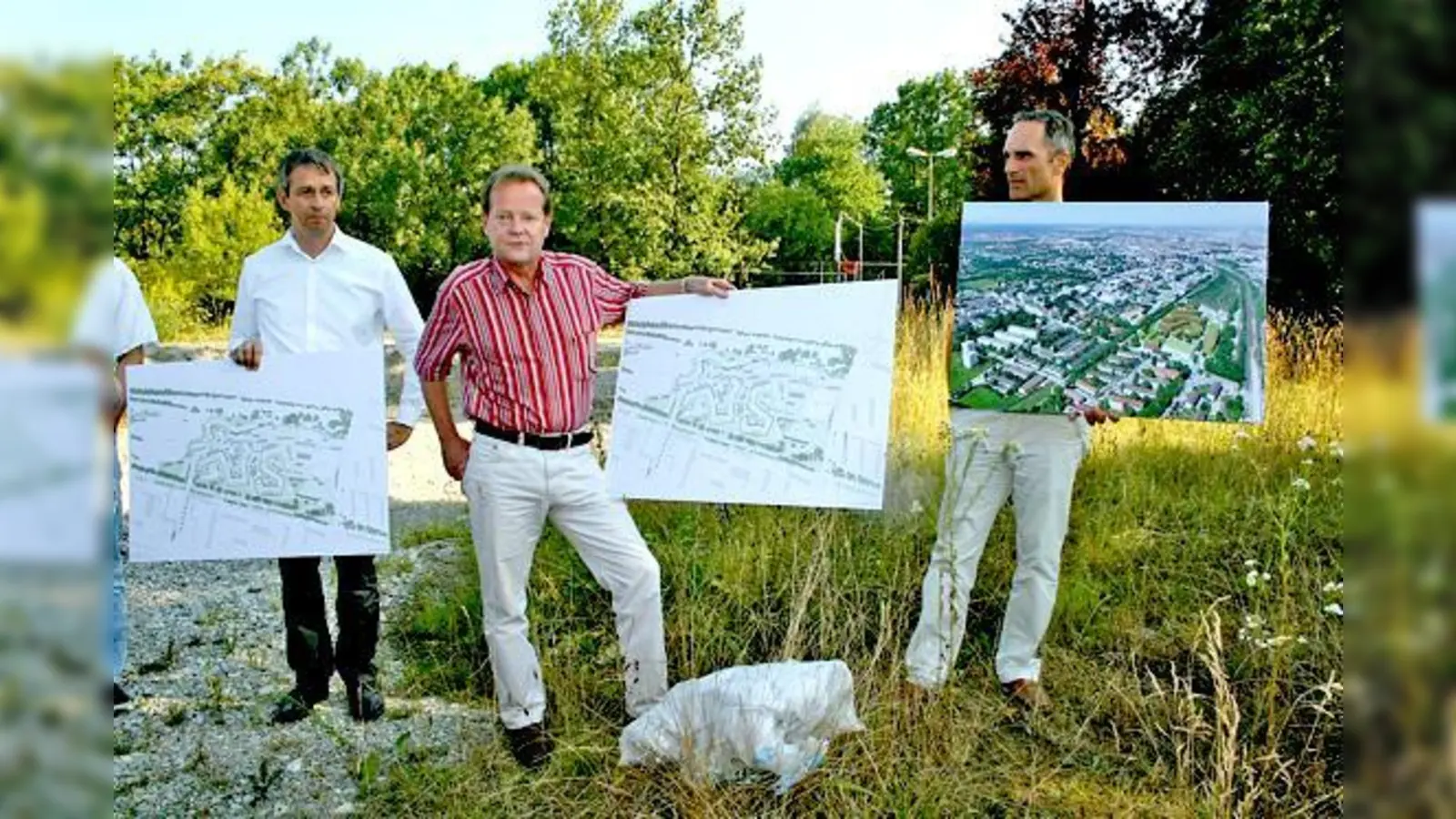 Ralf Schneider, Martin Kocher und Stefan Ondracek der beteiligten Immobilienfirmen (von links) präsentierten vor Ort die Pläne für das Baugebiet.	 (Foto: js)