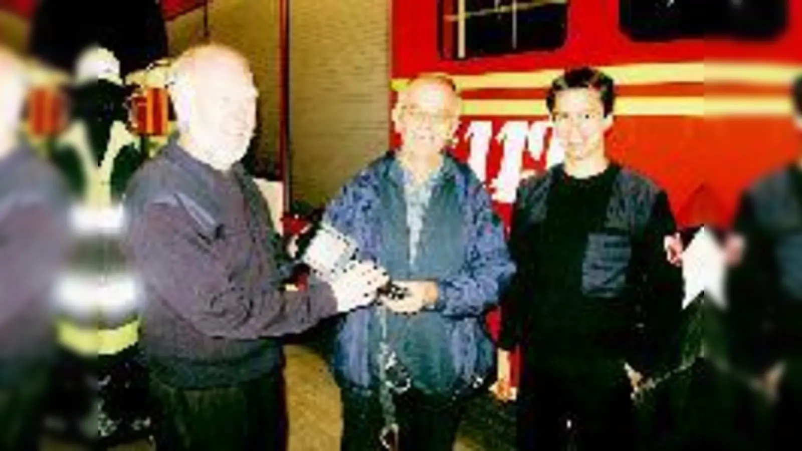 Freude über mehr Sicherheit: Axel Bornemann (Mitte) vom BA 11 übergibt im Gerätehaus der Feuerwehr Harthof die brandneue Wärmebildkamera an Walter Schreibe (l.) und Thomas Lommer.	 (Foto: FFW)