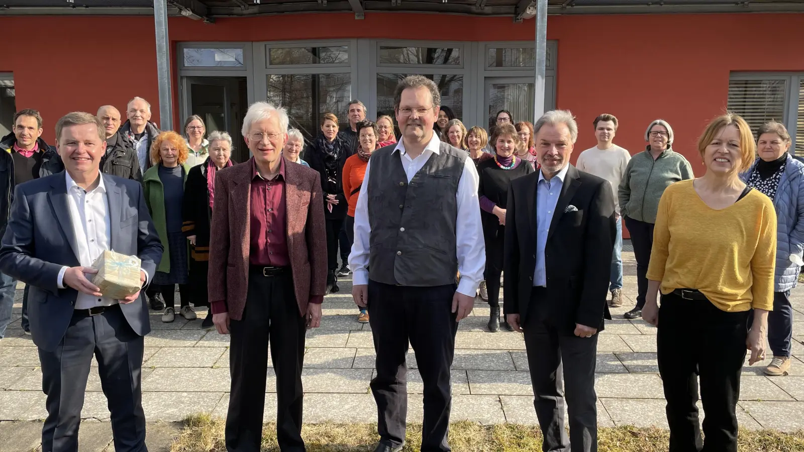 Bürgermeister Manfred Walter (l.) verabschiedet Roland Siegel (2.v.l.). Daneben ist sein Nachfolger Bernhard Huber, Vorstand Johannes Riedl und Stellvertretende Vorsitzende<br>Petra Tratberger-Zenker. In der hinteren Reihe steht das Musikschulkollegium. (Foto: pst)
