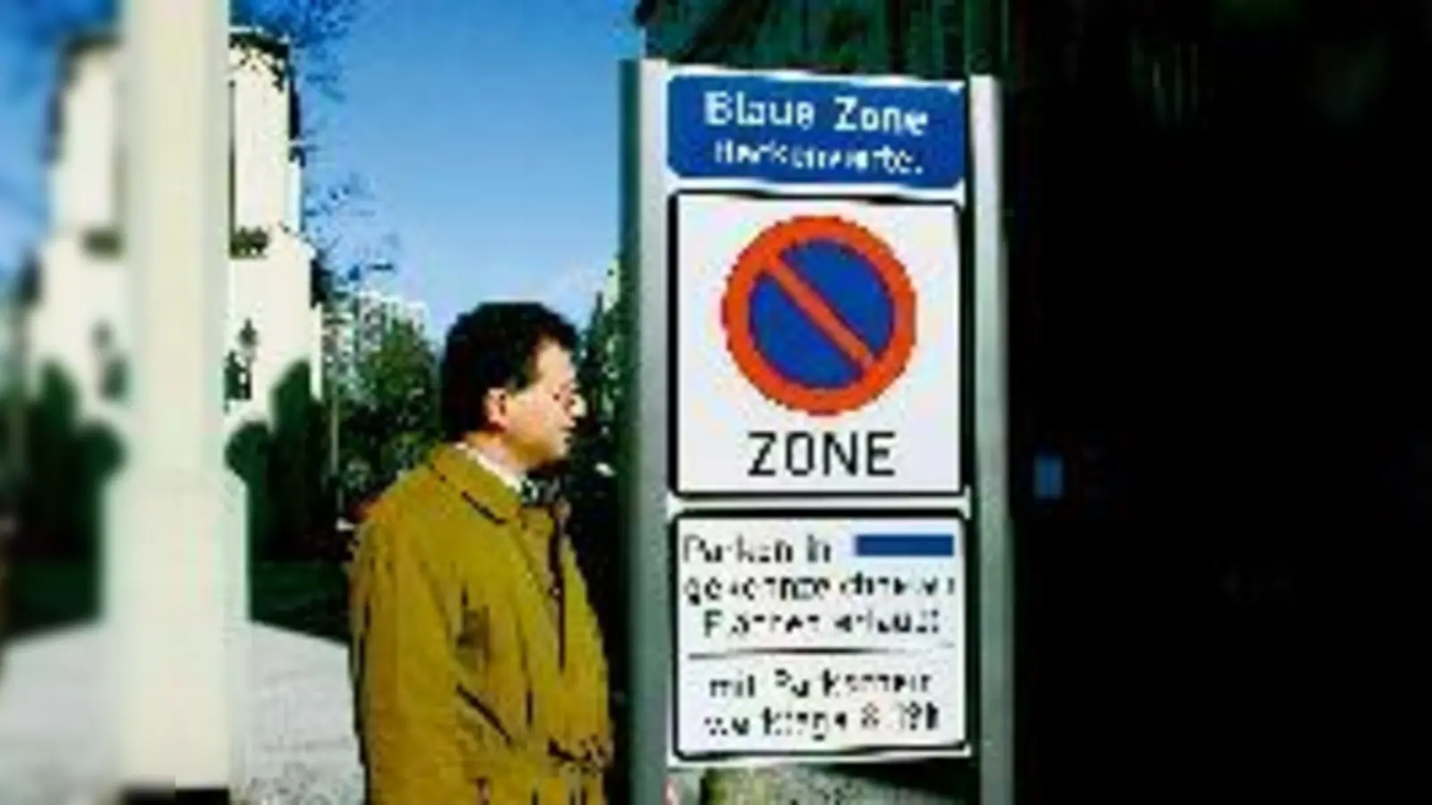 Wer diese Schilder sieht, sollte doppelt aufpassen, denn zurzeit sind die Markierungen der Blauen Zone leider nur zu erahnen. Doch der nächste Regen wirds richten, hofft Peter Geck vom KVR. (Foto: rme)