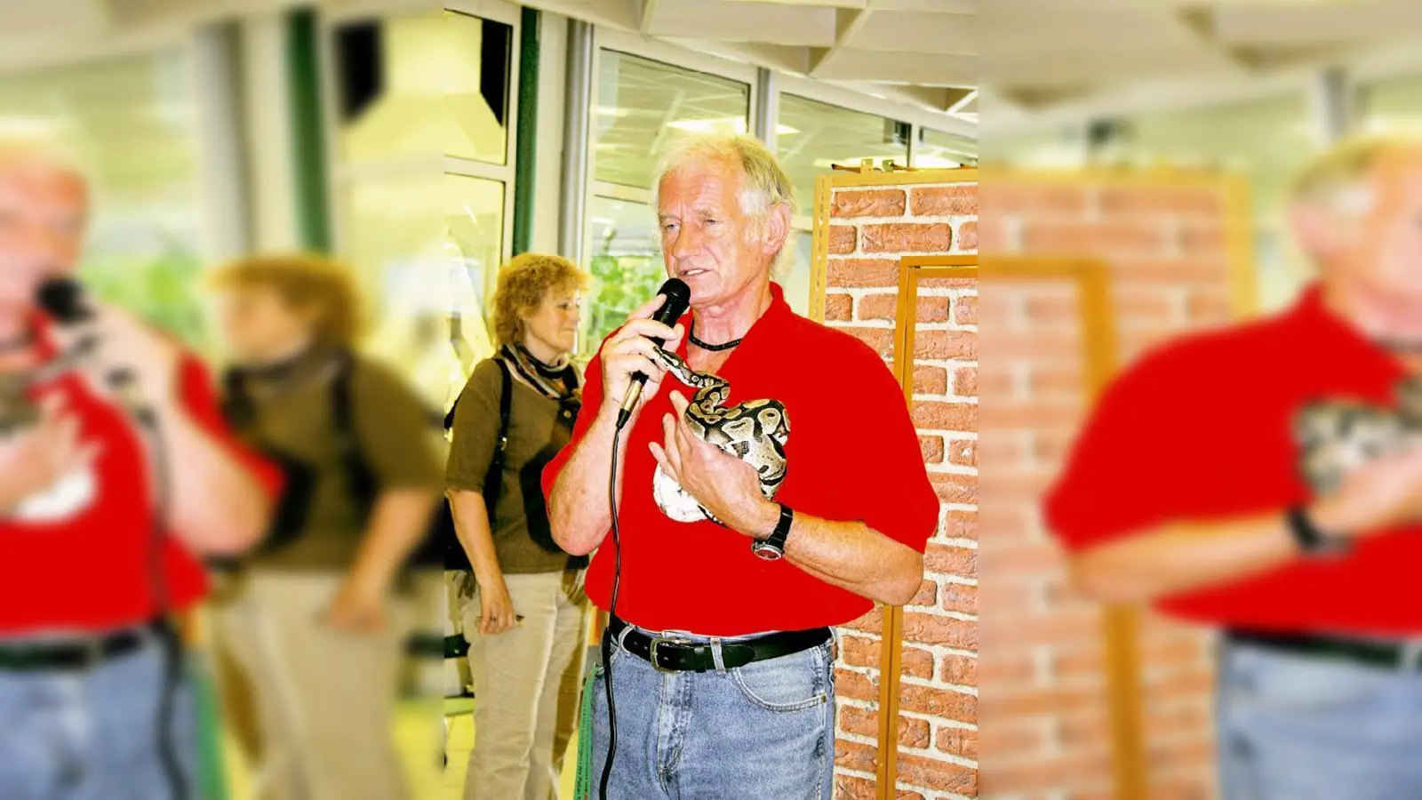 Jürgen Hergert erklärt den Besuchern des Isar-Centers viel Spannendes über Schlangen.	 (Foto: hw)