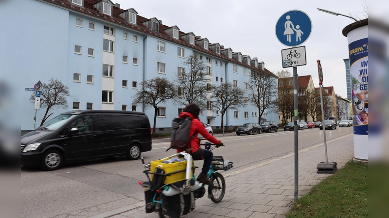 Bisher teilen sich Radfahrer und Fußgänger das schmale Trottoir an der Domagkstraße in Nähe der Ungererstraße. Nach dem Umbau werden beide getrennte Spuren haben, die noch dazu viel breiter sind.  (Foto: mha)