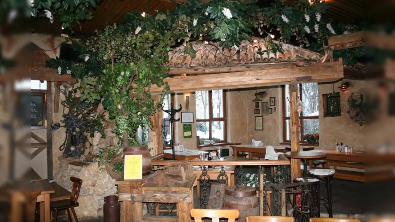 Zünftig-rustikal präsentiert sich das „Spektakel”. (Foto: Ws)