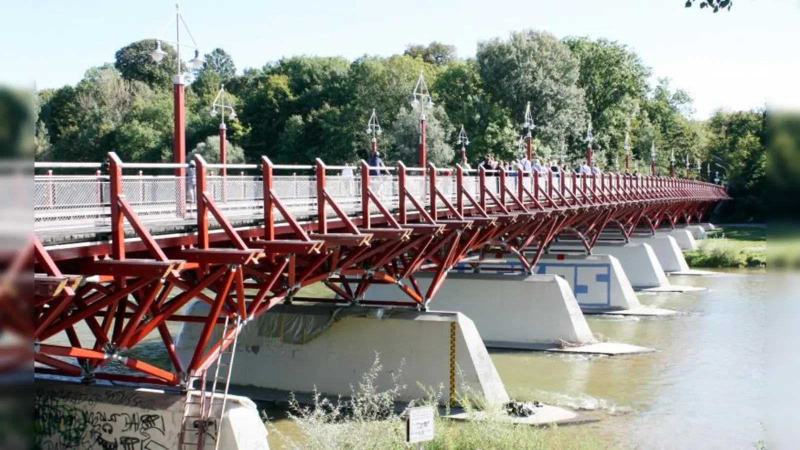 Typisch Thalkirchen: Münchens schönste Brücke führt am Tierpark über die Isar. (Foto: job)