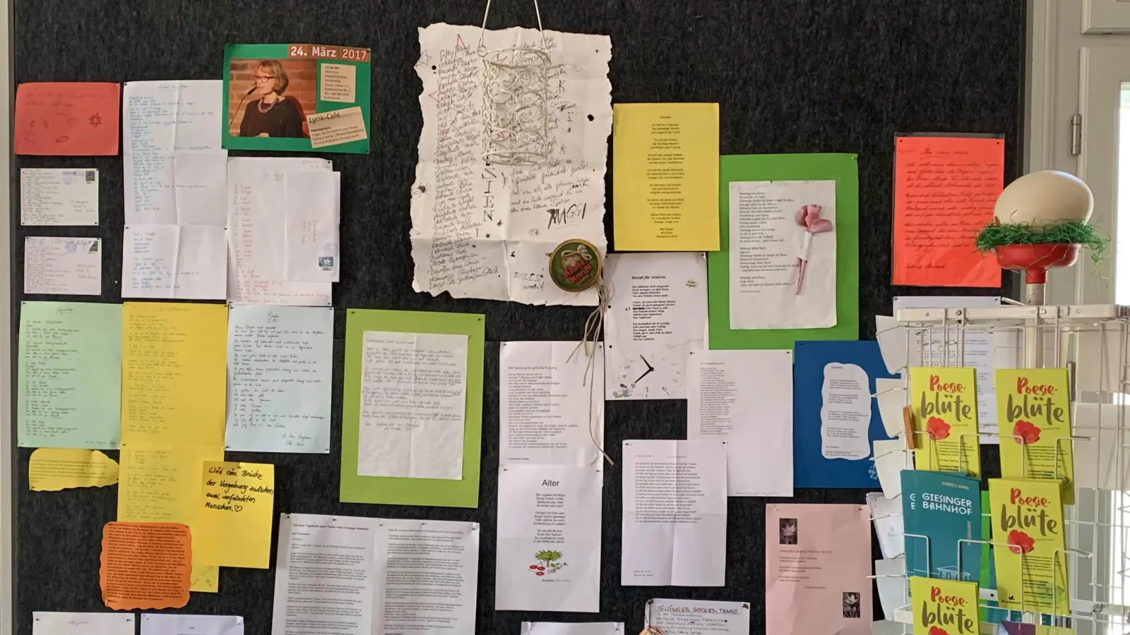 Alle Interessierten sind eingeladen, ein letztes Mal die frühlingshaften Exponate aus den gesammelten Schätzen des Poesiebriefkastens zu bewundern. (Foto: Poesiebriefkasten)