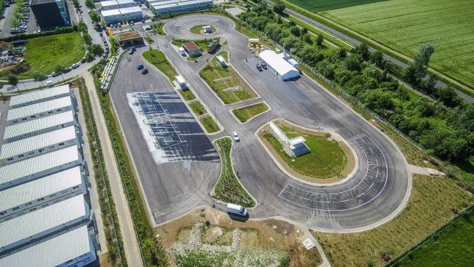Der ADAC Fahrsicherheitsplatz Ingolstadt hat eine Fläche von 21 500 Quadratmetern und bietet vier ­Pisten. (Foto: ADAC Südbayern/Petzina)