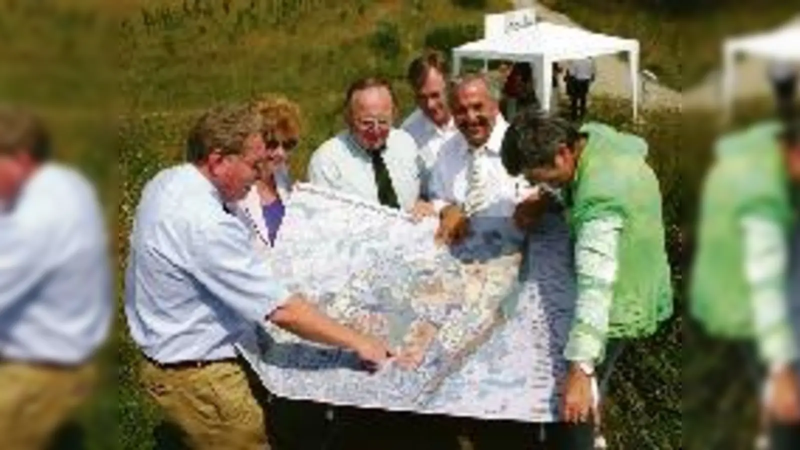 Viele Köpfe, ein  (Foto: Die Fröttmaninger Heide soll nach Willen von Staatssekretär O. Bernhard (li.) und den Bürgermeistern und Abgeordneten aus dem Münchner Norden zum Naherholungsgebiet Nordpark werden. Das Grundstück wird Anfang 2007 an den Heidefläche)