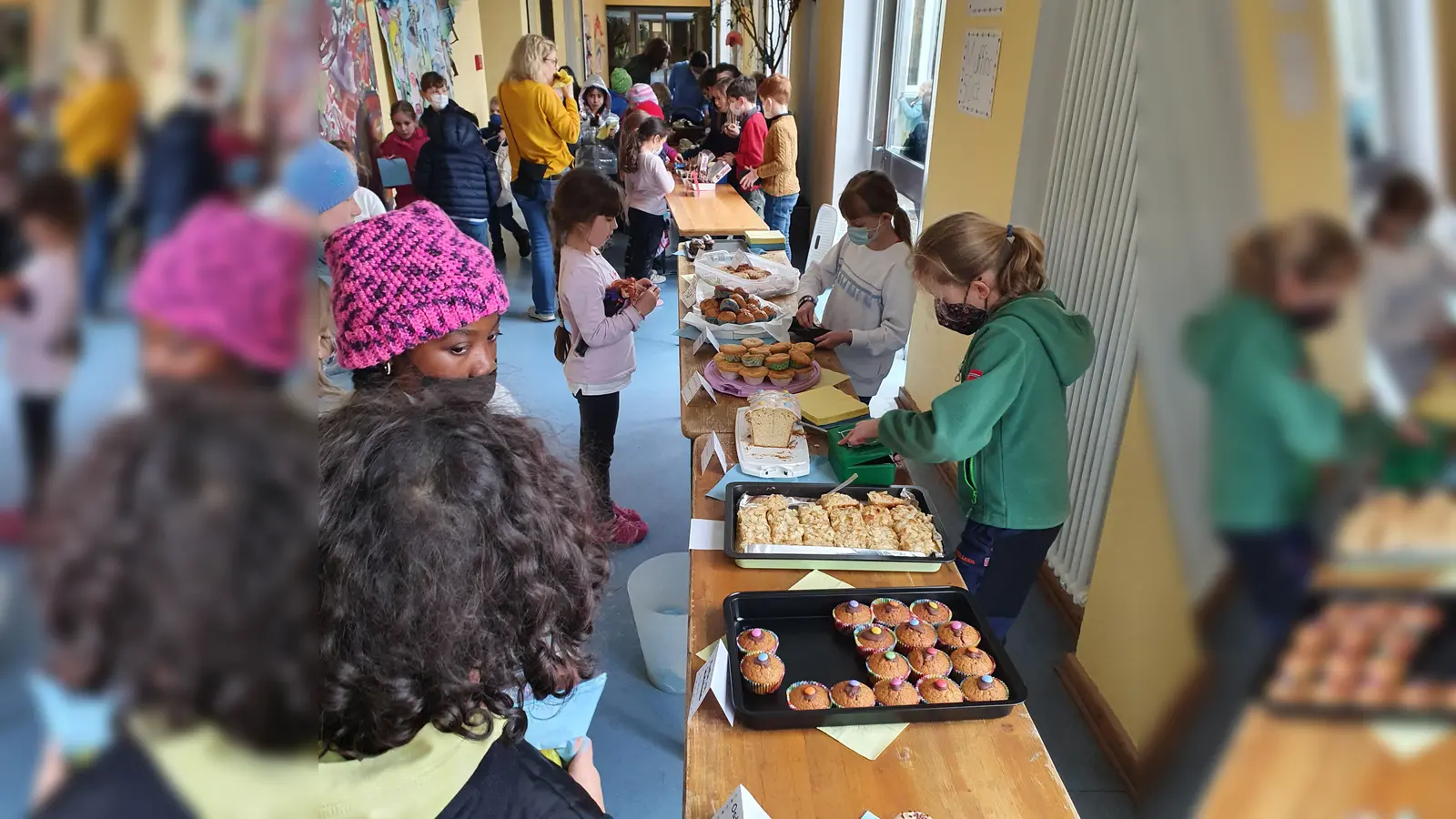 An diesen Leckereien, die beim Flohmarkt angeboten wurden, konnte man nicht so einfach vorbeigehen (Foto: Julia Griese)