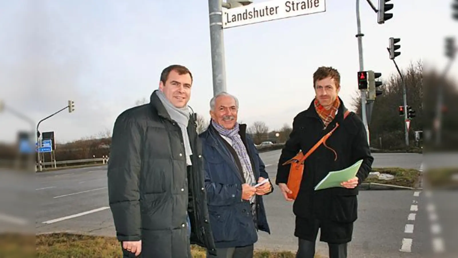 MdB Florian Hahn, Bürgermeister Rolf Zeitler und Baudirektor Peter Döbl vom Staatlichen Bauamt Freising (v.l.) hoffen auf den Ausbau der A 92.	 (Foto: ws)