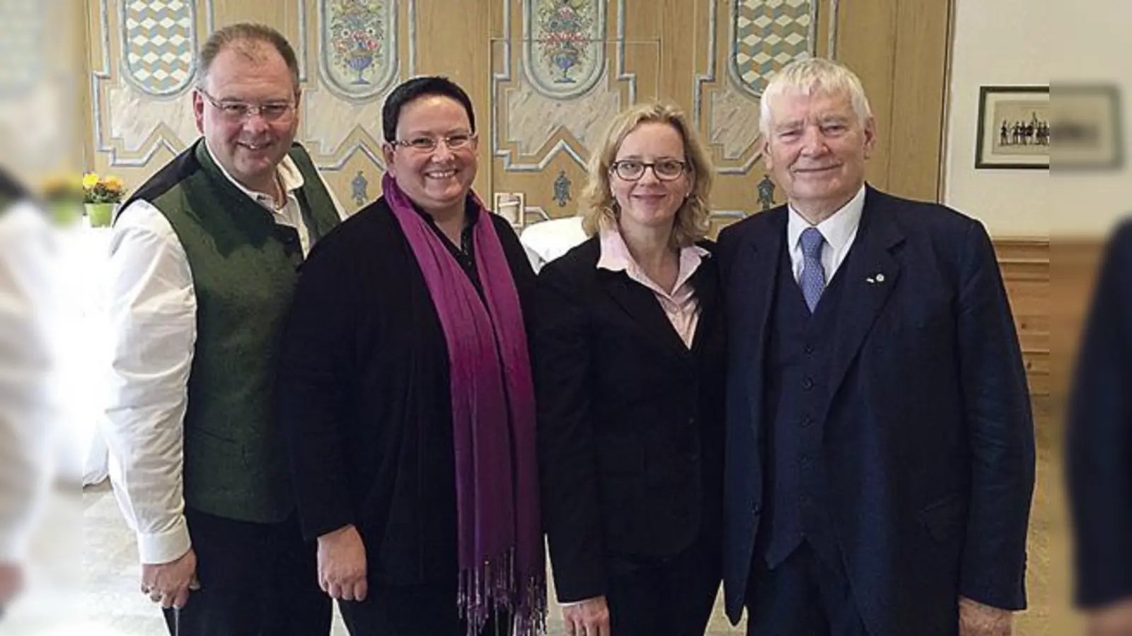 Gratulierten Otto Schily (r.) zu 25 Jahren bei der SPD: Bürgermeister Wolfgang Panzer, Karin Radl und MdL Natascha Kohnen (MdL).  (Foto: VA)