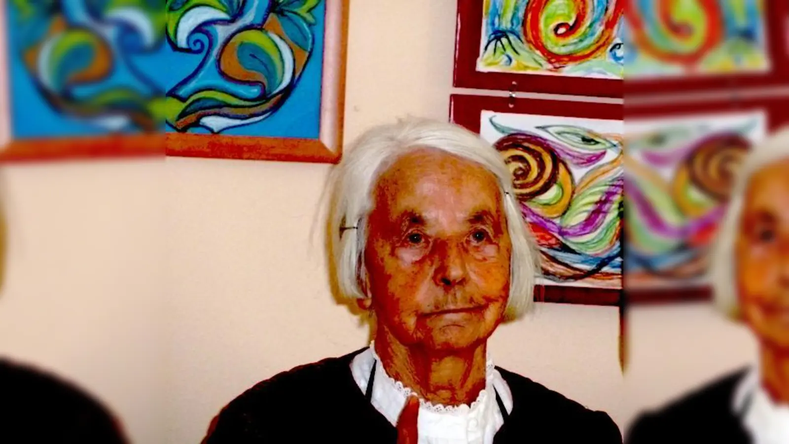 Die 90-jährige Künstlerin aus Milbertshofen malt beinahe jeden Tag ein Bild.  	 (Foto: VA)