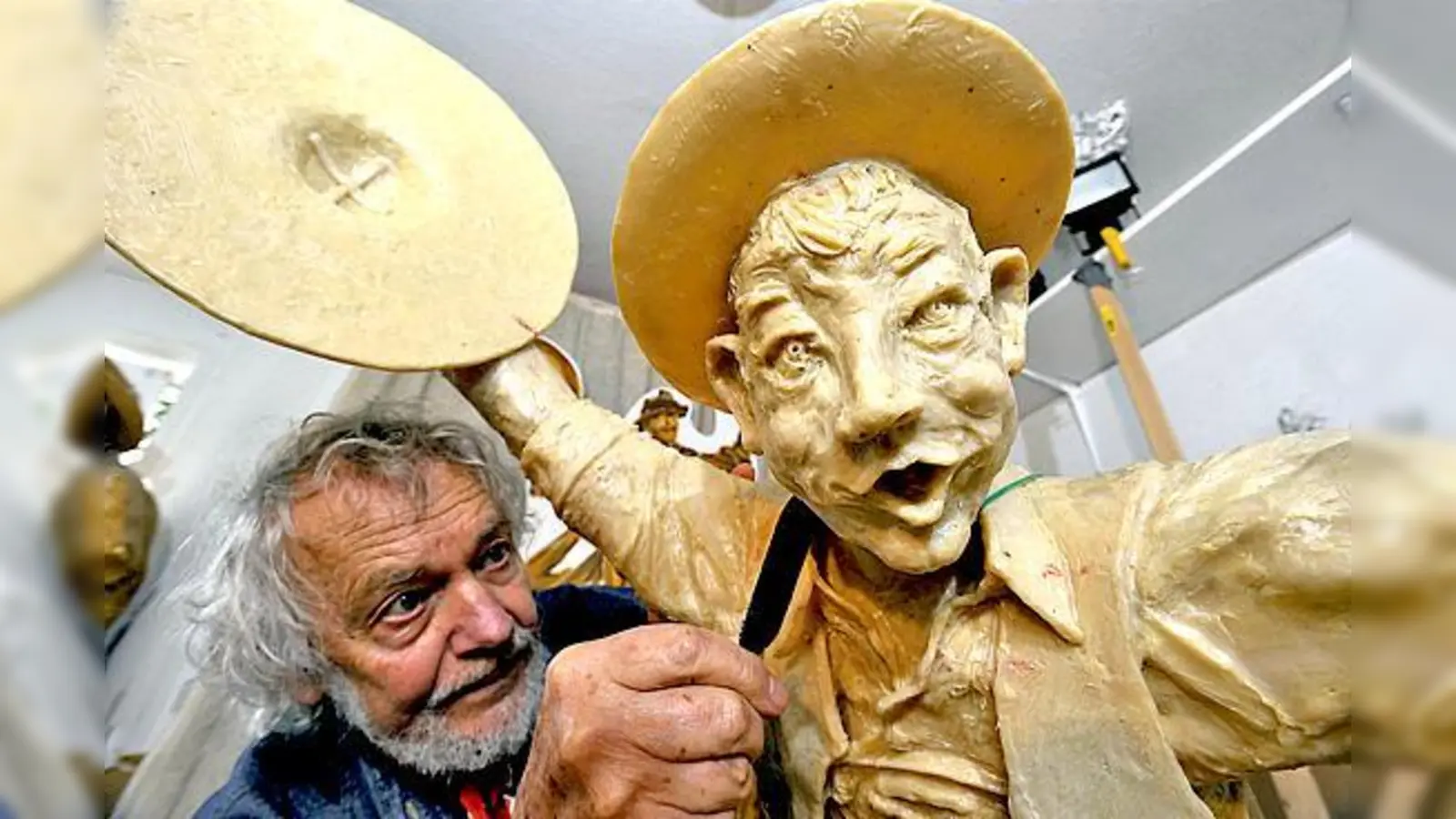 Konzentriert arbeitet der Grünwalder Künstler Iva Krizan an den wunderbaren Figuren für den Oberhachinger Brunnen.	 (Foto: Schunk)