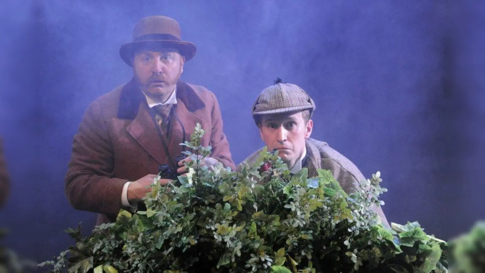Sherlock Holmes und Dr. watson gehen im Dartmoor dem Rätsel des Hundes von Basketville auf dem grund. Das Bühnenstück im deutschen Theater erzählt die Geschichte allerdings mit einer gehörigen Menge an britischem Humor. (Foto: Kaufhold)