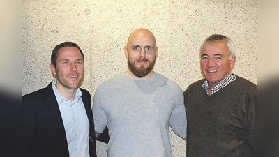 Beim Vertragsschluss, der jetzt verlängert werden  (Foto: Alexander Schleicher, Hannes Sigurdsson und Martin Schmid (1. Vorstand). Sie alle freuen sich schon auf die Rückrunde. F:FCD)