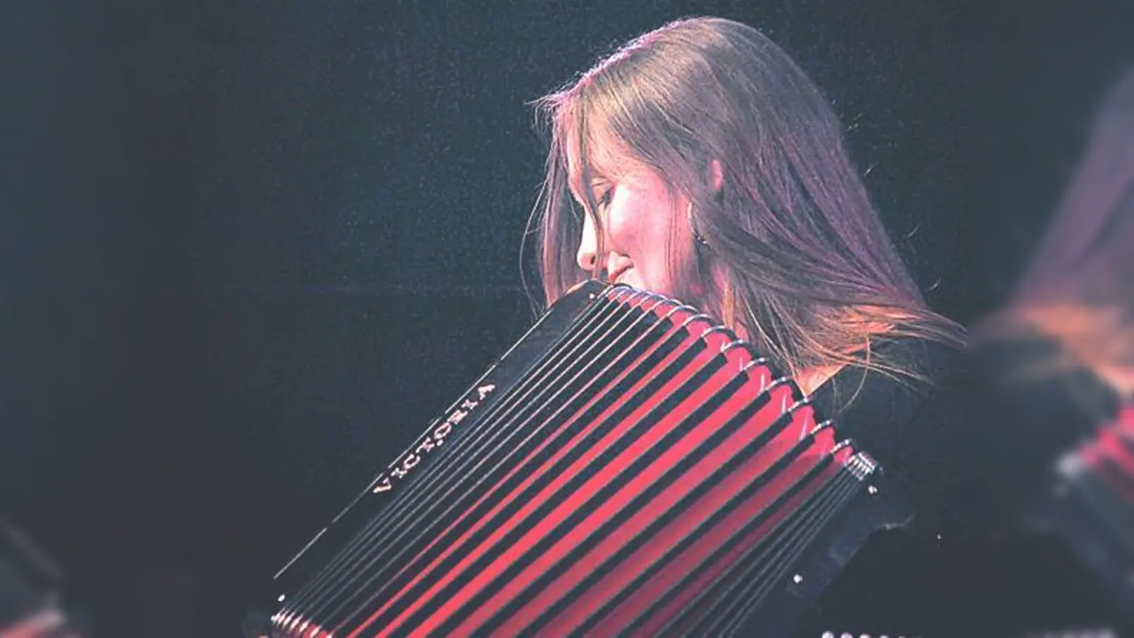 Michaela Dietl spielt Akkordeon und hat die Texte selbst geschrieben.	 (Foto: Evelin Ferk)