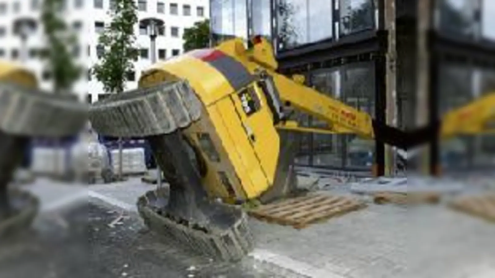 Kippte wegen zuviel Ladung zur Seite: der Bagger am Oberanger.	 (Foto: Feuerwehr)