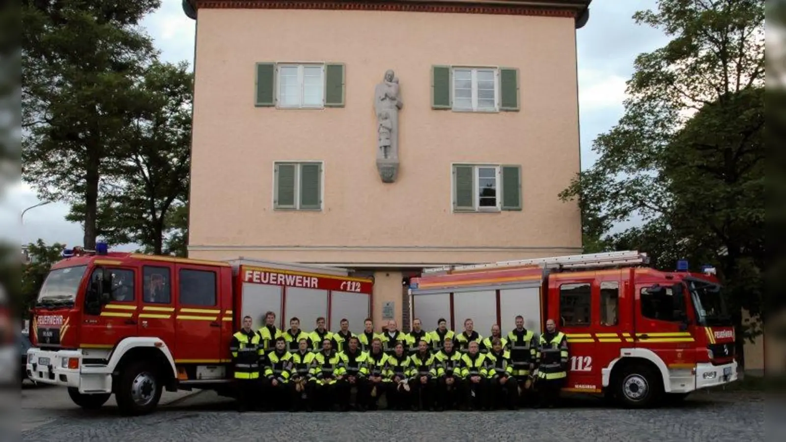 Die Mannschaft der Freiwilligen Feuerwehr Großhadern vor dem Gerätehaus in der Würmtalstraße 126. (Foto: FF Großhadern)