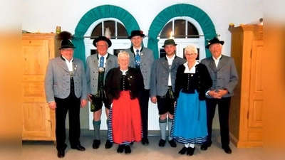 Geehrte DAmmertaler Ottendichl (von links): 1. Vorstand Arnold Lainer, Hans Arsan, Traudl Arsan, Markus Forster, Christian Strasser, Erni Hutterer und Walter Hutterer.	 (Foto: Verein)