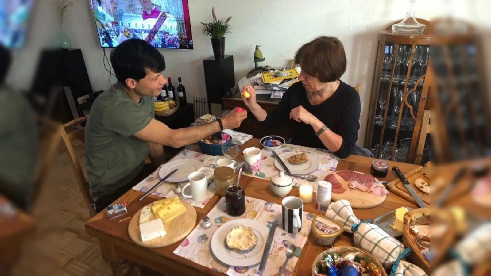 Rahmatullah Tufan (26) fand in Uli Koller und deren Familie eine wichtige Stütze in Deutschland. Im Bild: Beim gemeinsamen Osterfrühstück. (Foto: pr)