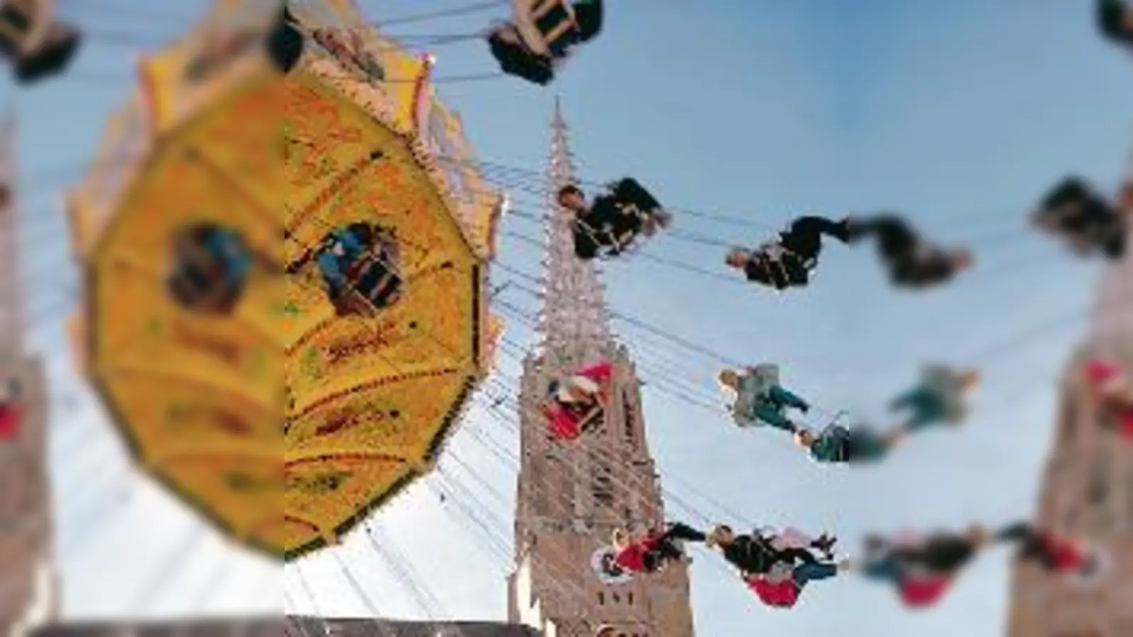 Mit dem Kettenkarussell bekommen die Besucher einen schnellen Überblick über die Auer Dult. Beim Rundgang kann man dagegen in Ruhe stöbern. (Foto: Archiv)