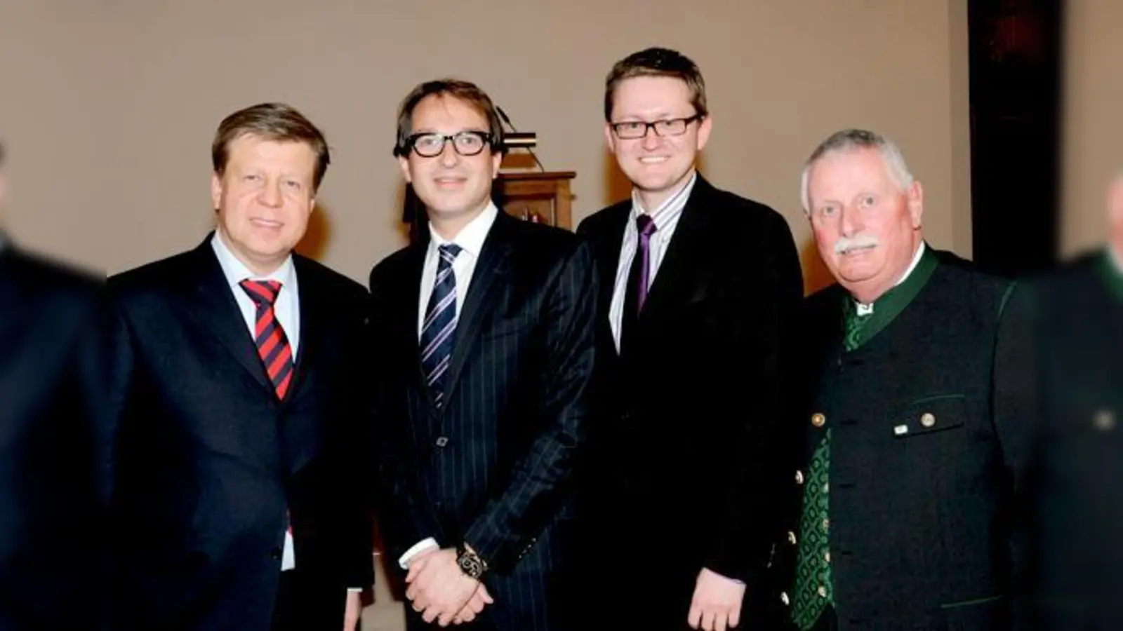 V. li.: Stadtrat und Landtagskandidat Brannekämper, CSU-Generalsekretär Dobrindt, Bundestagskandidat Stefinger und Bezirksrat Spitlbauer. 	 (Foto: VA)