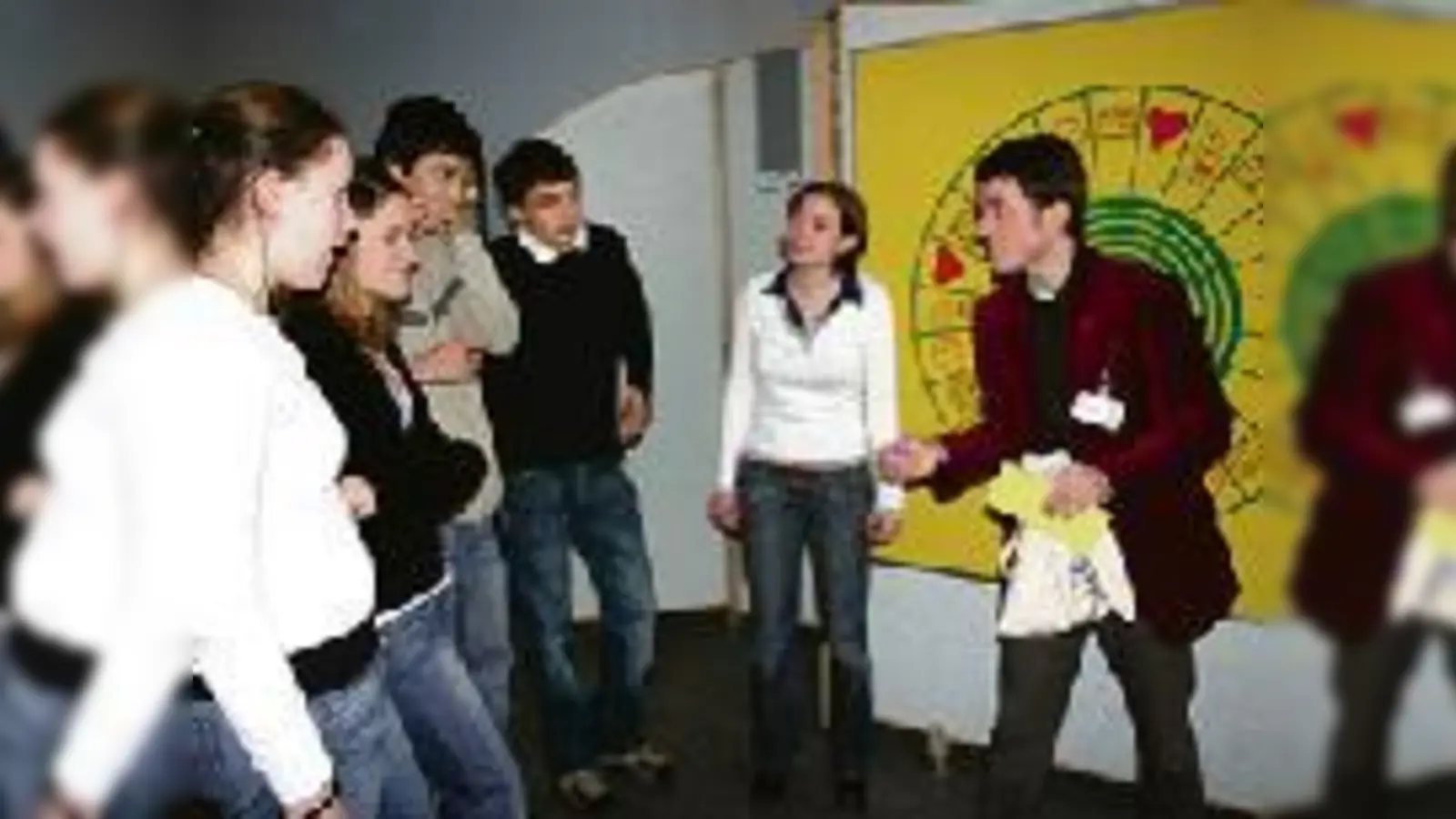 Jugendliche beim Mitmach-Parcours zu Aids, Liebe und Sexualität im Moosacher Jugendtreff.	 (Foto: ak)