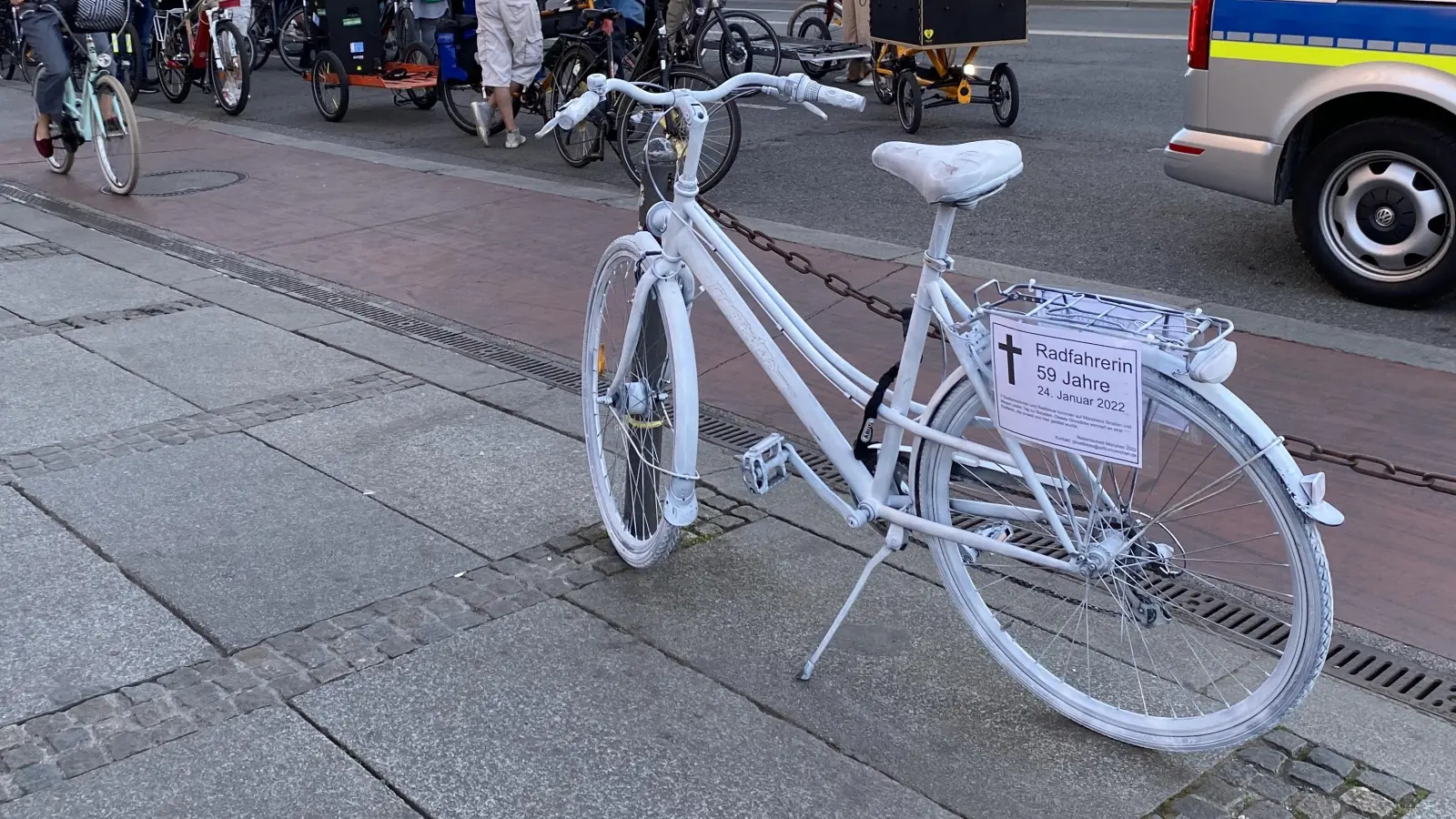 Das Ghostbike wurde während des „Ride of Silence” 2022 für eine am Stachus tödlich verunglückte Radfahrerin aufgestellt. (Foto: ADFC)