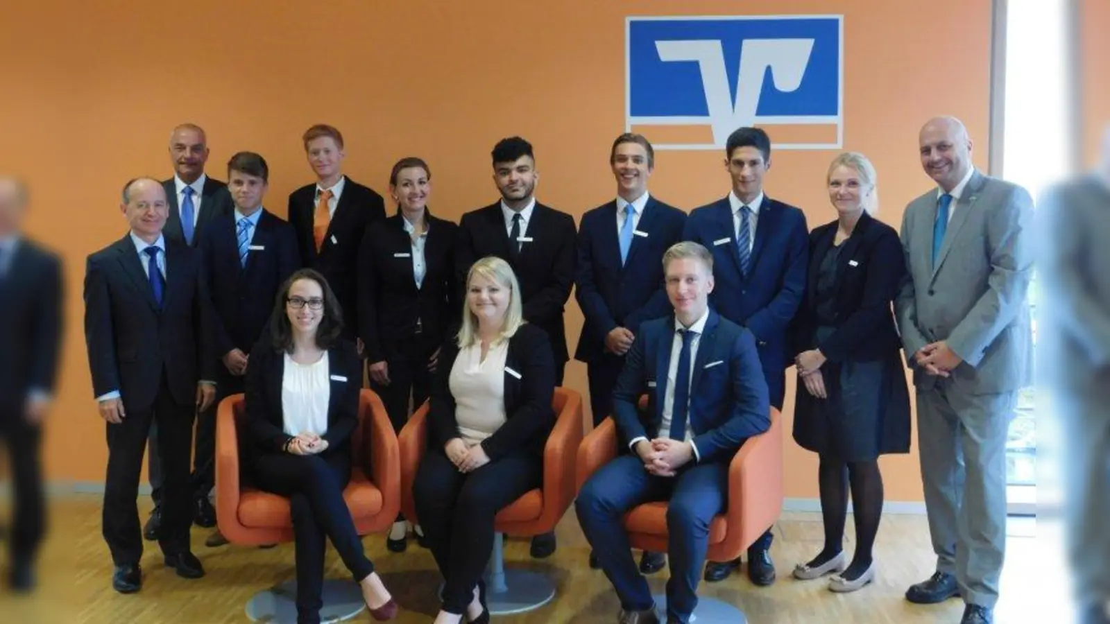 In der hinteren Reihe v..l.: Peter Geuß (Vorstandsvoritzender), Florian Gumbrecht, Lukas Heyne, Valerie Kolberg, Hazem Al Ahmad, Gian-Luca Postoy, Julian Wirries, Christine Scherer und Joachim Behles (Ausbildungsleiter).<br>Vorne v.l.: Ronald Schmautz (Bereichsleiter Personal), Montana Berk, Corinna Scharm und Maximilian Beckmann. (Foto: VR Bank)
