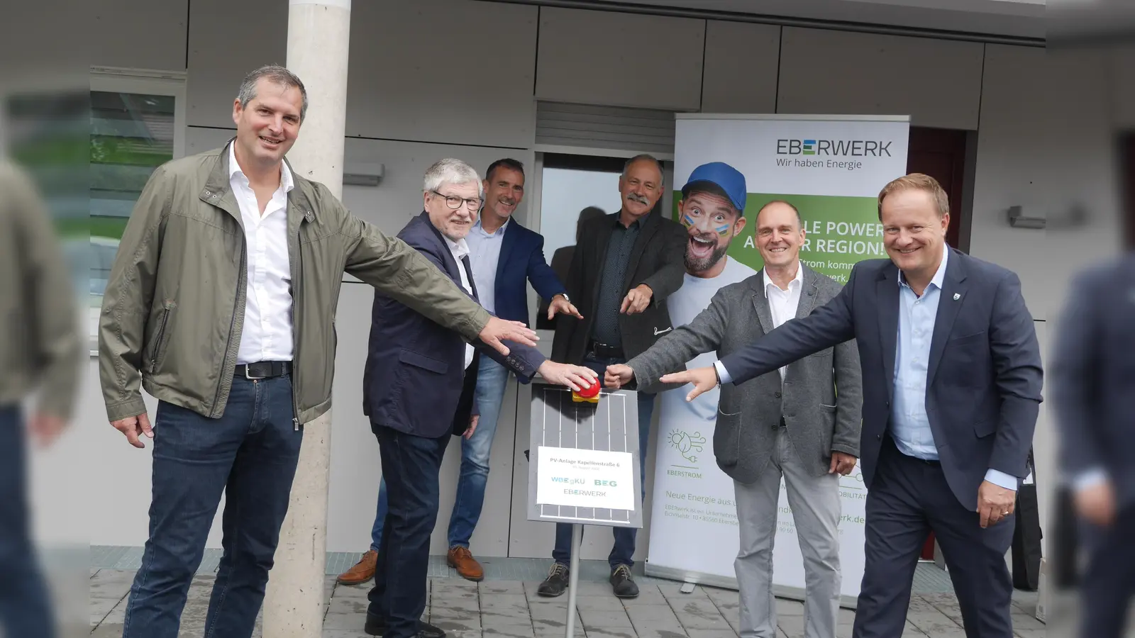 Grafings Bürgermeister Christian Bauer, Landrat Robert Niedergesäß (v.), Kurt Scholz (BEG) und Dr. Markus Henle, Geschäftsführer des EBERwerks, sowie der Aufsichtsratsvorsitzende der EBERwerke, Michael Stolze, Bürgermeister Markt Schwaben, und Benedikt Mayer, der Aufsichtsratsvorsitzende der BEG, drücken auf den Startknopf. (Foto: VA)