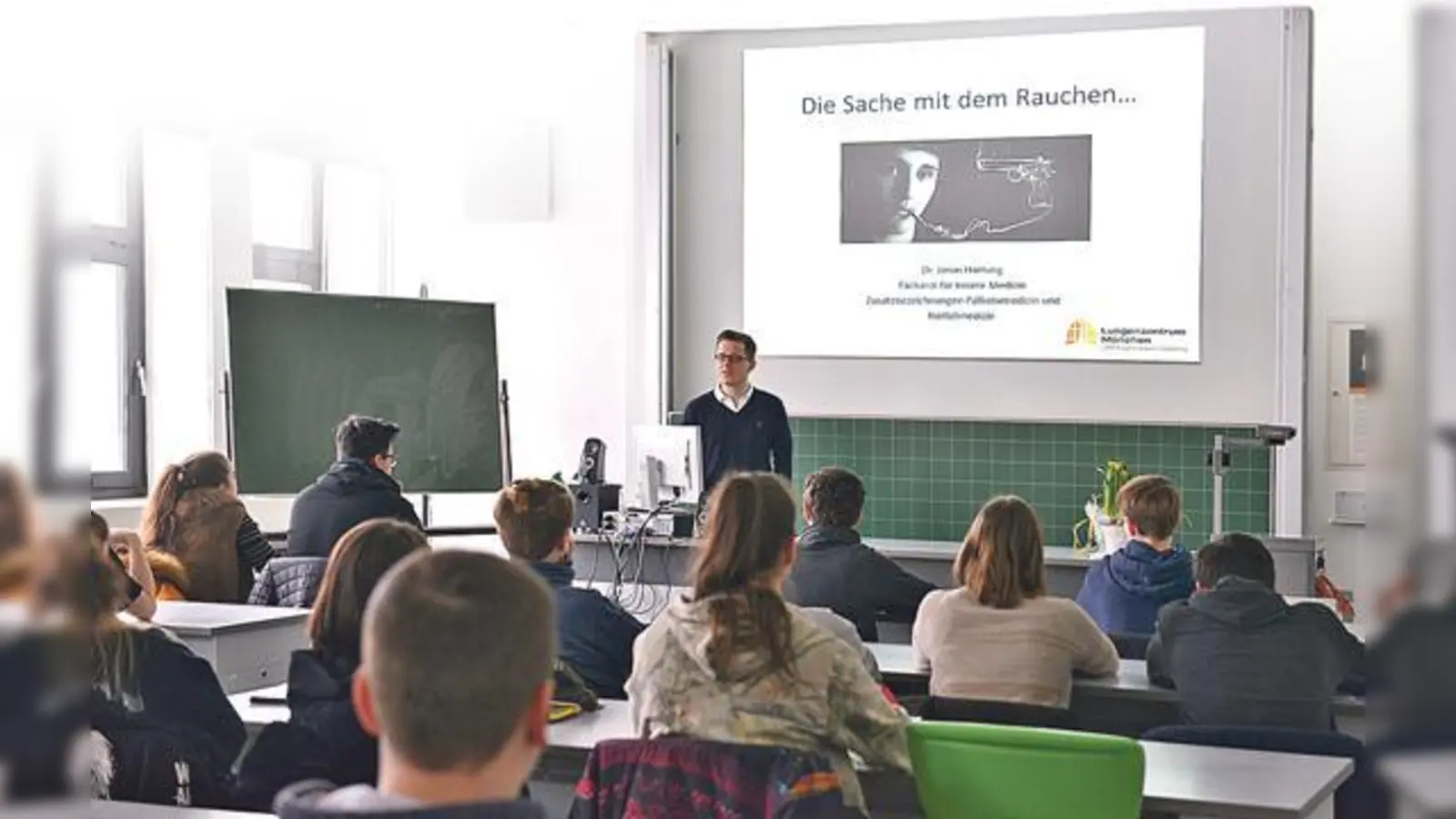 Lernen fürs Leben  was Dr. Jonas Arno Hartung den Schülern hier nahebringt, hilft ihnen bei einer Entscheidung für das ganze Leben: rauchen oder nicht?	 (Foto: Klinikum München)