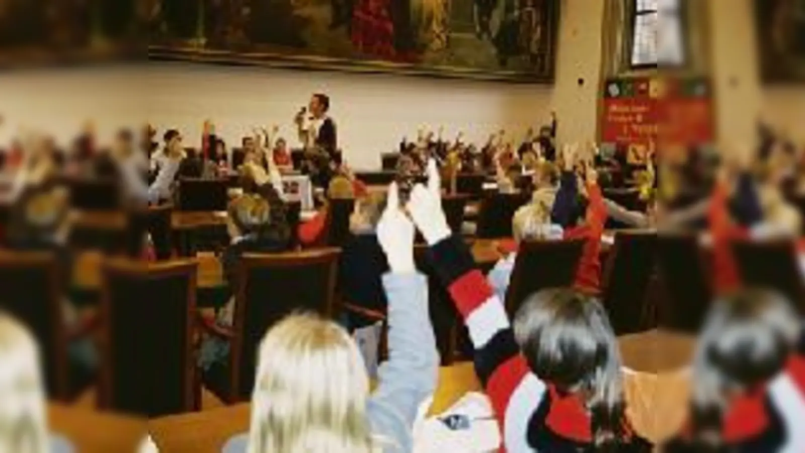 Wie die Großen: Auf den Stühlen der Stadträte stimmen die Kids ab.  (Foto: VA)