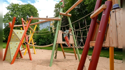 Vielfältig, bunt und neu gestaltet: Die Spiel- und Aufenthaltsflächen am Korbinianplatz sind wieder geöffnet.  (Foto: Leonhard Simon)